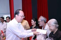 Thành phố Hồ Chí Minh chi hơn 915 tỷ đồng hỗ trợ hộ nghèo đón Tết