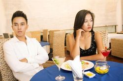 Chồng đột nhiên bỏ chức giám đốc với mức lương cao ngất để ở nhà nội trợ, tôi lén lút theo dõi thì sửng sốt khi thấy anh đi thẳng vào bệnh viện tâm thần