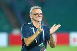 HLV Troussier loại Hoàng Đức vào 'phút 89' vì chấn thương