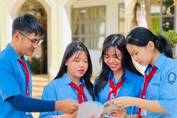 Học trò sáng tác truyện tranh phòng-chống bạo lực học đường