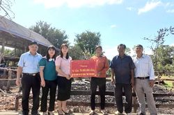 Phú Thiện hỗ trợ 50 triệu đồng làm nhà cho gia đình bị hỏa hoạn