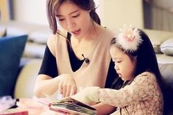Trả lời thế nào khi con hỏi 'nhà mình nghèo phải không mẹ?'