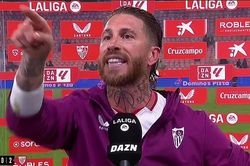 Bị CĐV đội nhà 'phá quấy', Ramos quay ra mắng thẳng bất chấp đang trả lời phỏng vấn