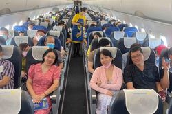Hàng không khó giảm giá vé vì ngập trong nợ nần
