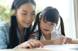 5 mẹo giúp con tự giác làm bài tập về nhà không cần nhắc nhở