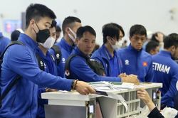 Asian Cup 2023: Hình ảnh đội tuyển Việt Nam làm thủ tục tại sân bay, lên đường sang Qatar