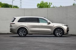 SUV dài hơn 5,2 mét, công suất 440 mã lực, 'uống xăng như ngửi', giá hơn 1,4 tỷ đồng