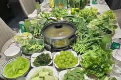 'Khóc thét' khi bạn rủ ăn bữa lẩu tất niên kiểu 'healthy'