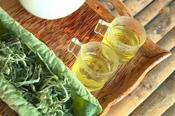 Những ai không nên uống nước lá sen?