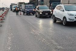 Mảnh kim loại, lưỡi dao dọc giấy trên cầu Thanh Trì là do bị rơi vãi