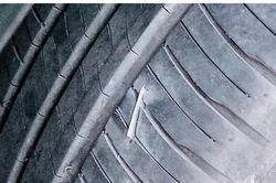 Vì sao loạt ô tô bị thủng lốp trên cầu Thanh Trì (Hà Nội)?