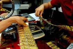 Thị trường vàng: Quản thế nào để giá không tăng sốc?