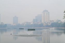 Ngắm Hà Nội mờ ảo trong sương mù sáng cuối tuần