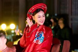 Phương Oanh ôm bụng bầu sinh đôi diễn thời trang