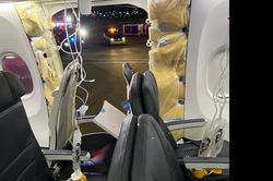 Chuyến bay của Alaska Airlines hạ cánh khẩn cấp do sự cố bung thân máy bay