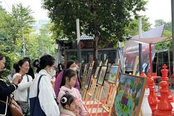 Triển lãm tranh thiếu nhi 'Hà Nội trong mắt em' tại Phố Sách Hà Nội