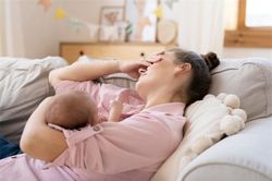 Nhìn chồng thức cả đêm ôm con mà tâm trạng tôi không sao vui nổi