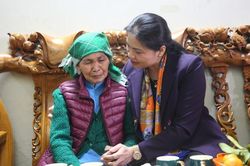 Chủ tịch Hội LHPN Việt Nam thăm, chúc mừng năm mới và tặng quà mẹ liệt sĩ tại Lai Châu