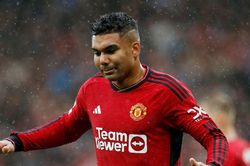 Casemiro khiến chủ mới MU khó xử