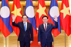 Chủ tịch Quốc hội Vương Đình Huệ hội kiến Thủ tướng Lào