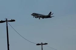 Cửa thoát hiểm máy bay 'bung toang', Boeing 737 MAX 9 bị cấm bay tạm thời