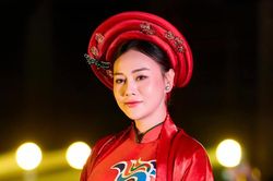 Phương Oanh 'bế' bụng bầu đôi đi diễn thời trang