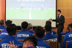 HLV Troussier và học trò cập nhật luật mới tại ASIAN Cup 2023
