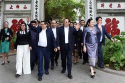 Thủ tướng Phạm Minh Chính và Thủ tướng Lào Sonexay Siphandone thăm đền Ngọc Sơn, hồ Hoàn Kiếm