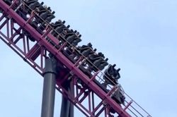 Du khách bị 'treo ngược' trên tàu lượn siêu tốc vì khăn quàng vướng vào bánh xe