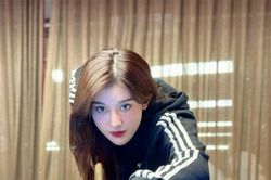 Á hậu Huyền My mặc váy ngắn cũn đi đánh bida, có cách 'chữa cháy' khiến bao người trố mắt