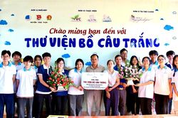 Trao tặng công trình 'Thư viện Bồ câu trắng' cho Trường THCS Nguyễn Huệ