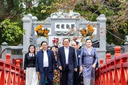 Thủ tướng Việt Nam và Lào cùng hai Phu nhân thăm đền Ngọc Sơn, thưởng thức cà phê Việt Nam