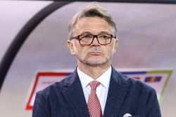 HLV Troussier khát chiến thắng để tìm lại niềm tin