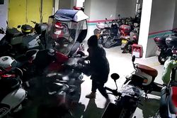 Người phụ nữ thản nhiên đẩy ngã loạt xe máy