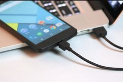 Làm gì khi điện thoại Android không sạc được?
