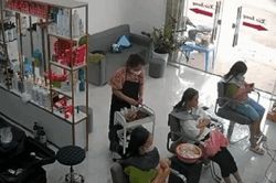 Kinh hoàng khoảnh khắc xe tải lao thẳng vào cửa hàng cắt tóc sau va chạm với xe máy