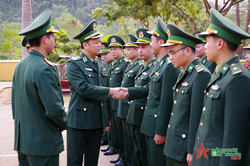 Đoàn công tác của Bộ tư lệnh Bộ đội Biên phòng thăm và chúc Tết cán bộ, chiến sĩ Đồn Biên phòng Thanh Luông