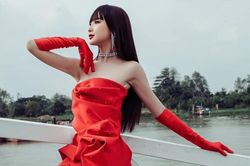Hoa hậu Lê Nguyễn Bảo Ngọc ưa chuộng những thiết thế khoe đường cong hút mắt