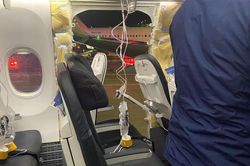 Các nhà điều tra Mỹ tìm kiếm tấm vá cánh cửa máy bay bị rơi giữa không trung