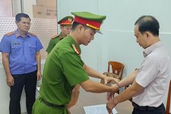 Bắt tạm giam Phó Chủ tịch UBND xã Cửa Cạn