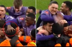 Konate và Nunez vỗ liên tục vào đầu CĐV
