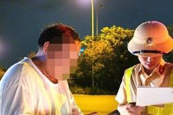 Cảnh sát giao thông có được kiểm tra cốp xe, ví của lái xe?