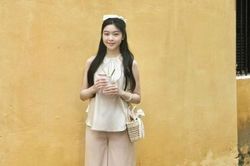 Ngắm 2 con gái nhà MC Quyền Linh 'lên đồ' đi chơi Hội An, diện yếm lụa đào đẹp thổn thức