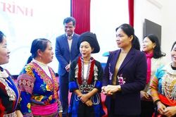 Hội LHPN Việt Nam tặng quà Tết cho 50 hội viên, phụ nữ nghèo ở huyện Sìn Hồ, tỉnh Lai Châu
