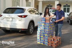 Bắt đối tượng chở 100 hộp pháo lậu trên xe ô tô