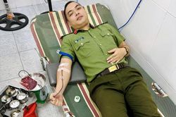 Đại úy Công an hiến máu cứu bệnh nhân nguy kịch