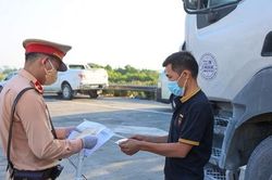Sử dụng giấy phép lái xe hết hạn bị phạt bao nhiêu tiền?