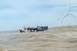 Đồn Biên phòng Cửa Đại cứu kịp thời 19 ngư dân trên tàu cá bị chìm