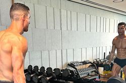 Ronaldo ở tuổi 38 vẫn cởi trần tập gym trong kỳ nghỉ đông, khoe cơ bụng khiến nhiều trai đẹp cũng phải trầm trồ