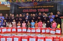 Cơ quan điều tra VKSND tối cao tặng quà, chia sẻ khó khăn với học sinh vùng cao